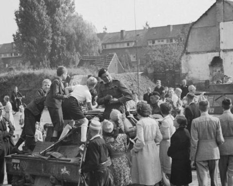 50.000 mensen bij herdenking Market Garden; 2 parachutisten gewond bij sprongen