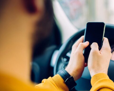 56% stijging in Nederlandse verkeersboetes door telefoneren achter het stuur