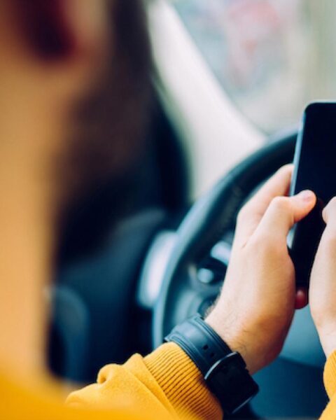 56% stijging in Nederlandse verkeersboetes door telefoneren achter het stuur