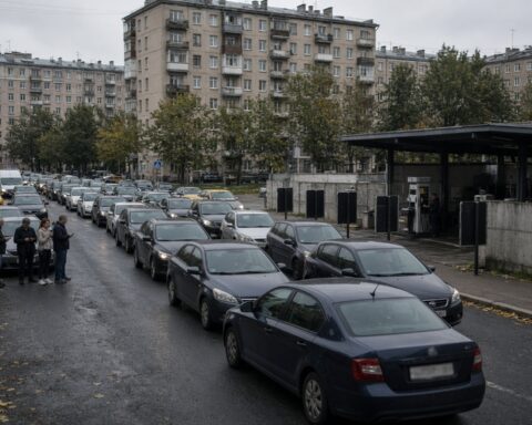 Brandstoftekort legt benzinevoorziening van Sint-Petersburg grotendeels lam