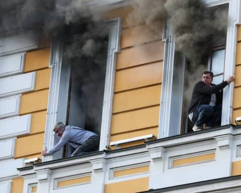 Russische droneaanval treft academie en medisch centrum in Kyiv