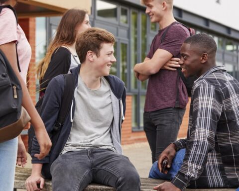 Acceptatie van homoseksualiteit onder Nederlandse tieners daalt stevig in vier jaar: studie