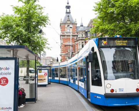 Amsterdam heeft tweede meest dure openbaar vervoer van Europese hoofdsteden, concludeert Greenpeace