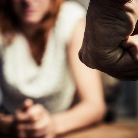 Bijna 16% van de Nederlanders vindt het te rechtvaardigen als een man zijn vrouw slaat