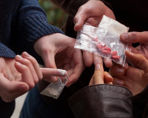 Bijna de helft van de Nederlanders ervaart overlast van hangjeugd, blijkt uit enquête