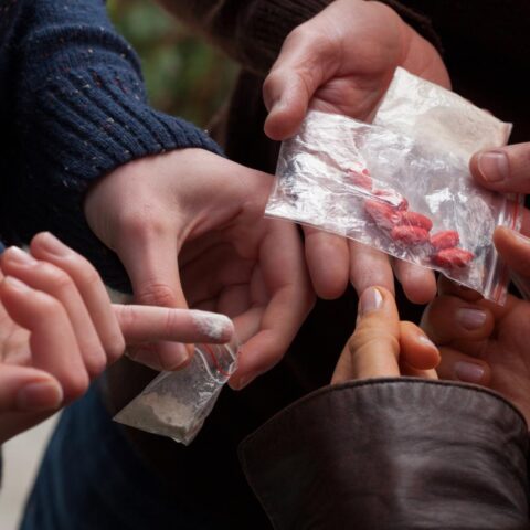 Bijna de helft van de Nederlanders ervaart overlast van hangjeugd, blijkt uit enquête