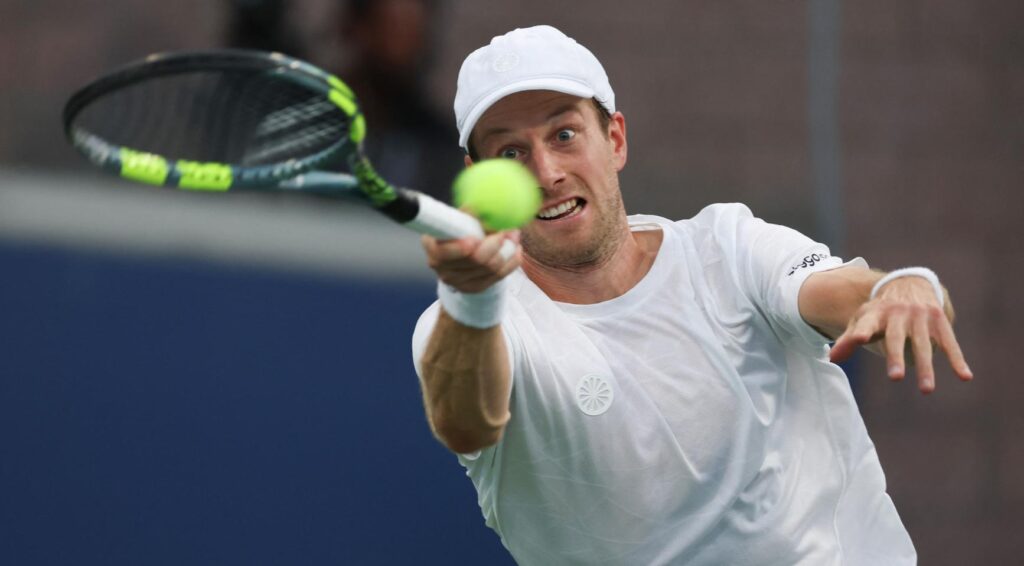 Botic van de Zandschulp, laatste Nederlandse speler op de U.S. Open, bereikt kwartfinales na vijf-set overwinning