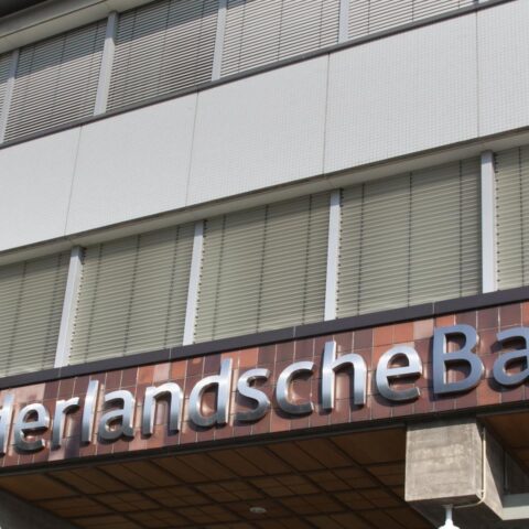 De Nederlandse centrale bank verplaatst goudvoorraad van de VS en Canada naar Londen; wijst op "onstabiliteit"
