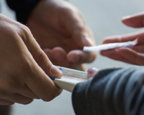 Drugdealers verjagen kwetsbare huurders in 50 Nederlandse gemeenten
