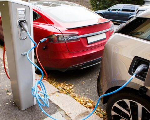 Energieprijzen stijgen: verduurzaming kan huishoudens bijna €3.000 per jaar besparen