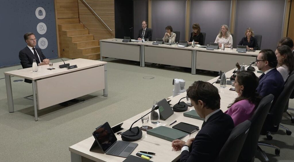 Ex-premier Mark Rutte verklaart voor parlementaire enquête dat avondklok in 2021 onvermijdelijk was