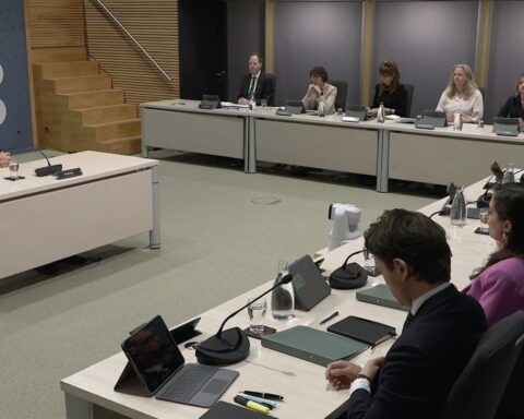 Ex-premier Mark Rutte verklaart voor parlementaire enquête dat avondklok in 2021 onvermijdelijk was
