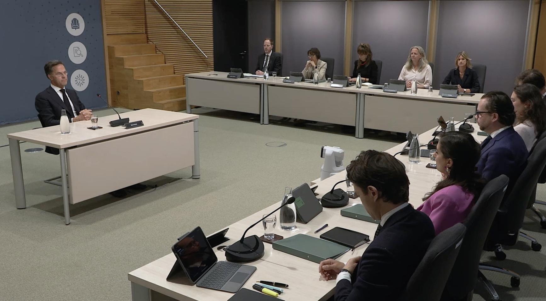 Ex-premier Mark Rutte verklaart voor parlementaire enquête dat avondklok in 2021 onvermijdelijk was