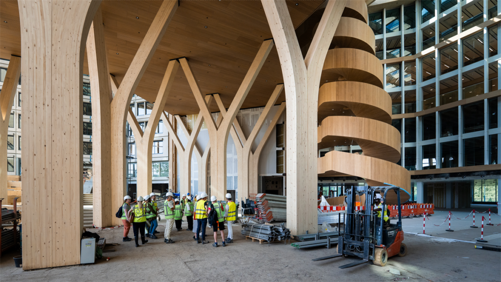 Exclusieve trappentour langs duurzame kantoorprojecten in Amsterdam door EeStairs