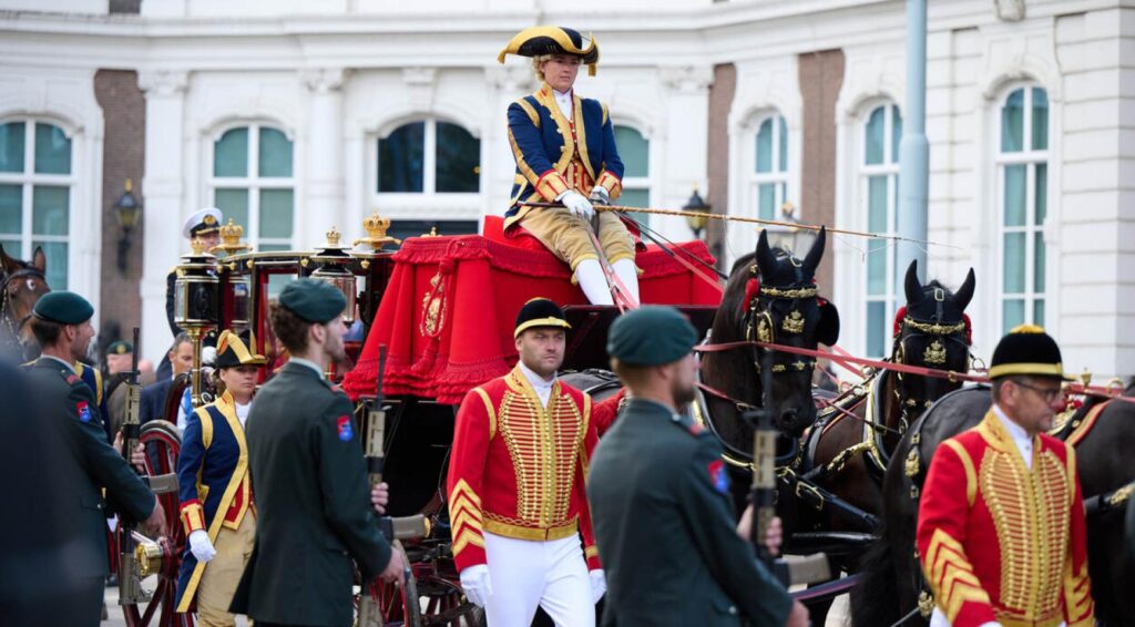 Fans van het koninklijk huis staan al langs de route op een warme, zonnige Prinsjesdag