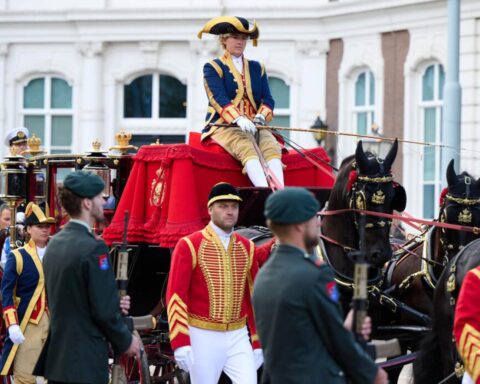 Fans van het koninklijk huis staan al langs de route op een warme, zonnige Prinsjesdag