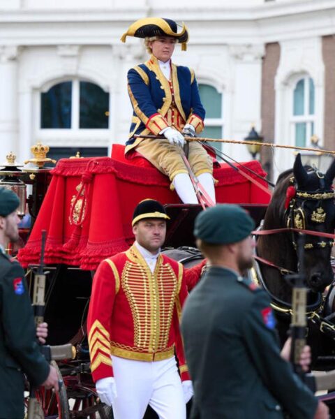 Fans van het koninklijk huis staan al langs de route op een warme, zonnige Prinsjesdag