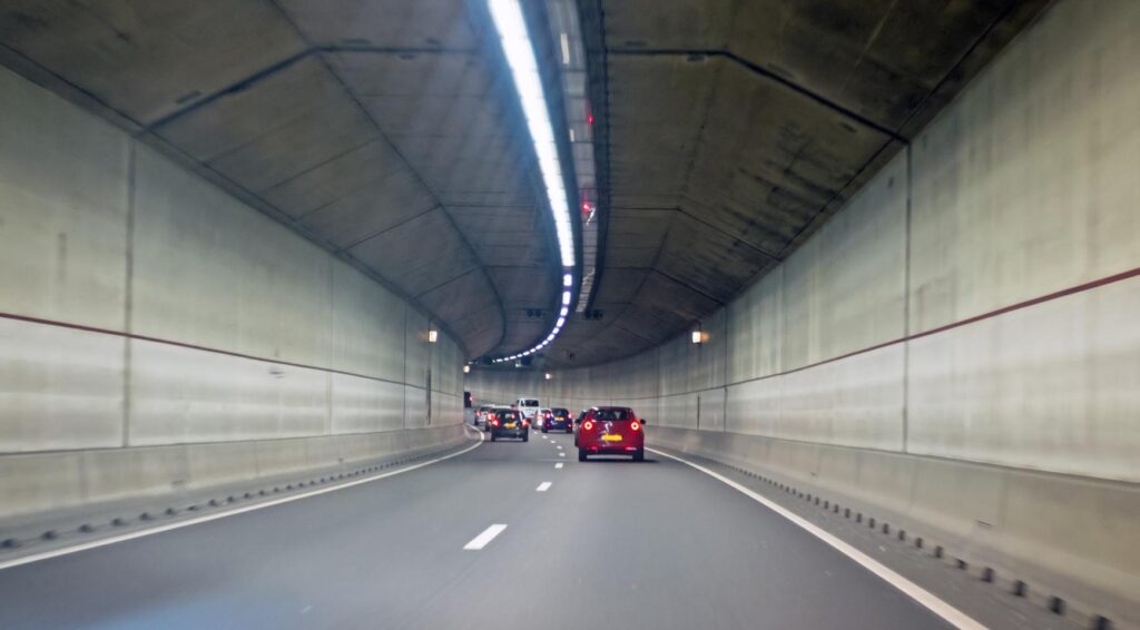 Fietsers en voetgangers niet toegestaan in belangrijke tunnel Amsterdam tijdens staking openbaar vervoer