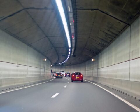 Fietsers en voetgangers niet toegestaan in belangrijke tunnel Amsterdam tijdens staking openbaar vervoer
