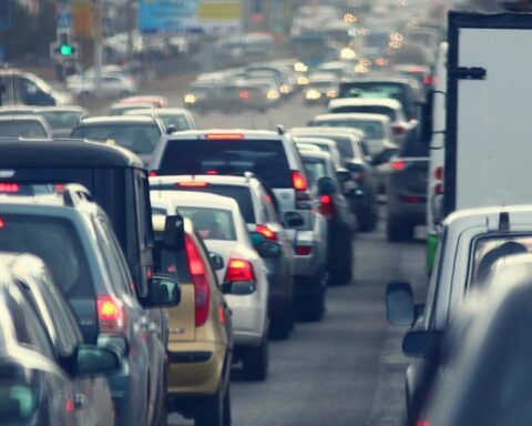 Files verkeersopstoppingen tijdens de spits op A20 in Rotterdam door rijstrookafsluiting