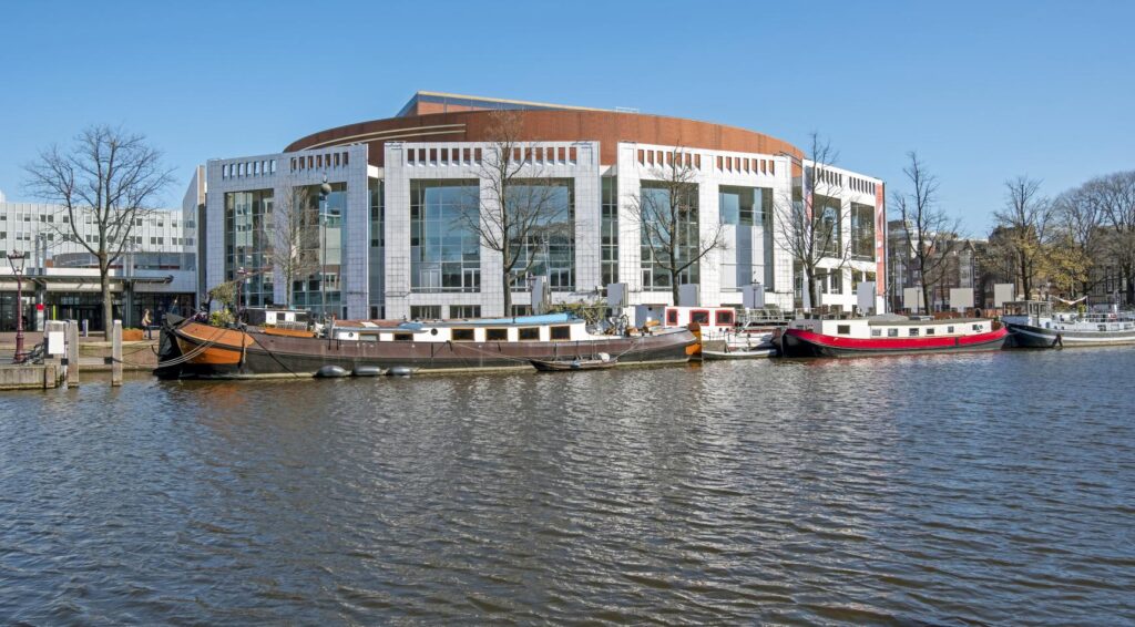 Gemeente Amsterdam kondigt plannen aan voor het schrappen van 2.500 fulltime banen voor 2030