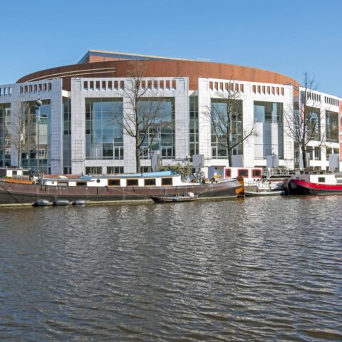 Gemeente Amsterdam kondigt plannen aan voor het schrappen van 2.500 fulltime banen voor 2030