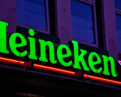 Heineken-medewerkers staken drie uur tijdens landelijke protesten tegen sociale zekerheidsmaatregelen maandag