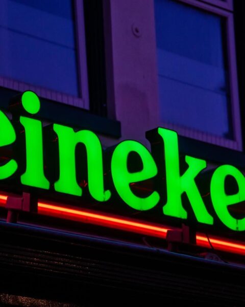 Heineken-medewerkers staken drie uur tijdens landelijke protesten tegen sociale zekerheidsmaatregelen maandag