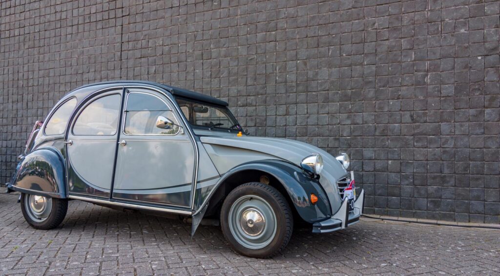 Honderden Citroën 2CV's komen binnenkort op de klassieke automarkt na verkoop collectie