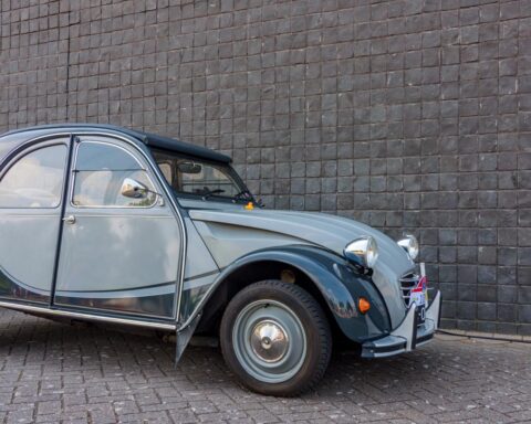 Honderden Citroën 2CV's komen binnenkort op de klassieke automarkt na verkoop collectie