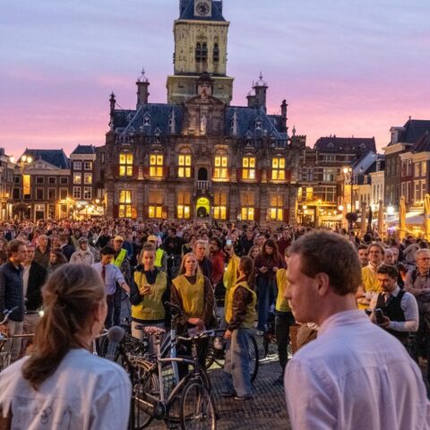 Honderden demonstreren in Delft na een reeks recente seksuele aanvallen en mishandelingen