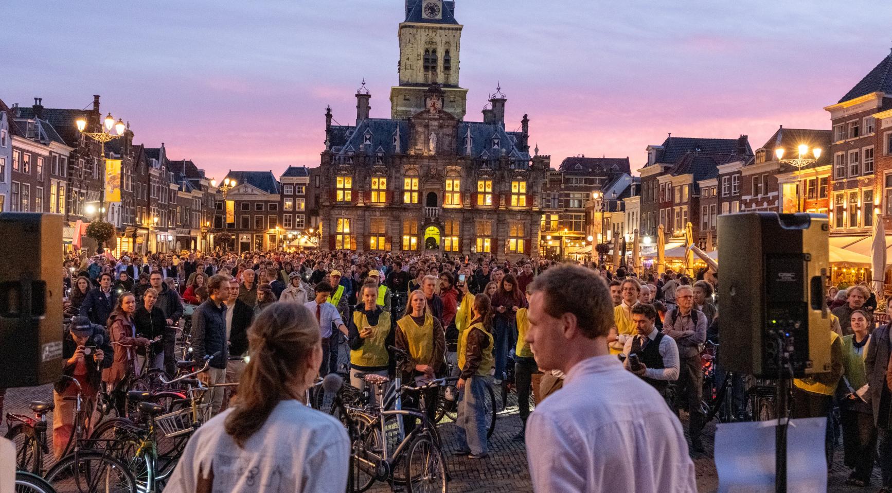 Honderden demonstreren in Delft na een reeks recente seksuele aanvallen en mishandelingen