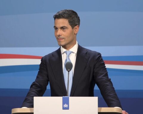 Jetten van podium gehaald tijdens D66-toespraak verstoord door Gaza-protestanten
