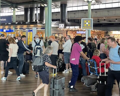 Kabinet bereid om Schiphol-vluchten met 4 procent te verminderen, nachtvluchten met 10 procent