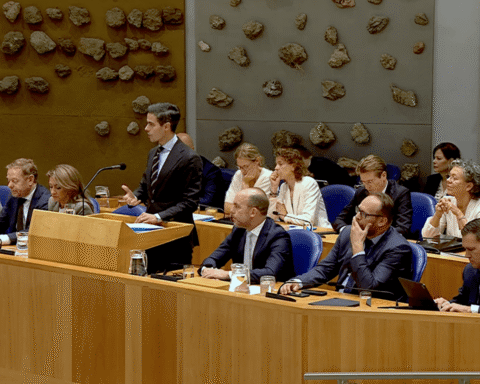 Kabinet overweegt bezuinigingen op onderwijs en belastingverhogingen om sociale zekerheid te handhaven