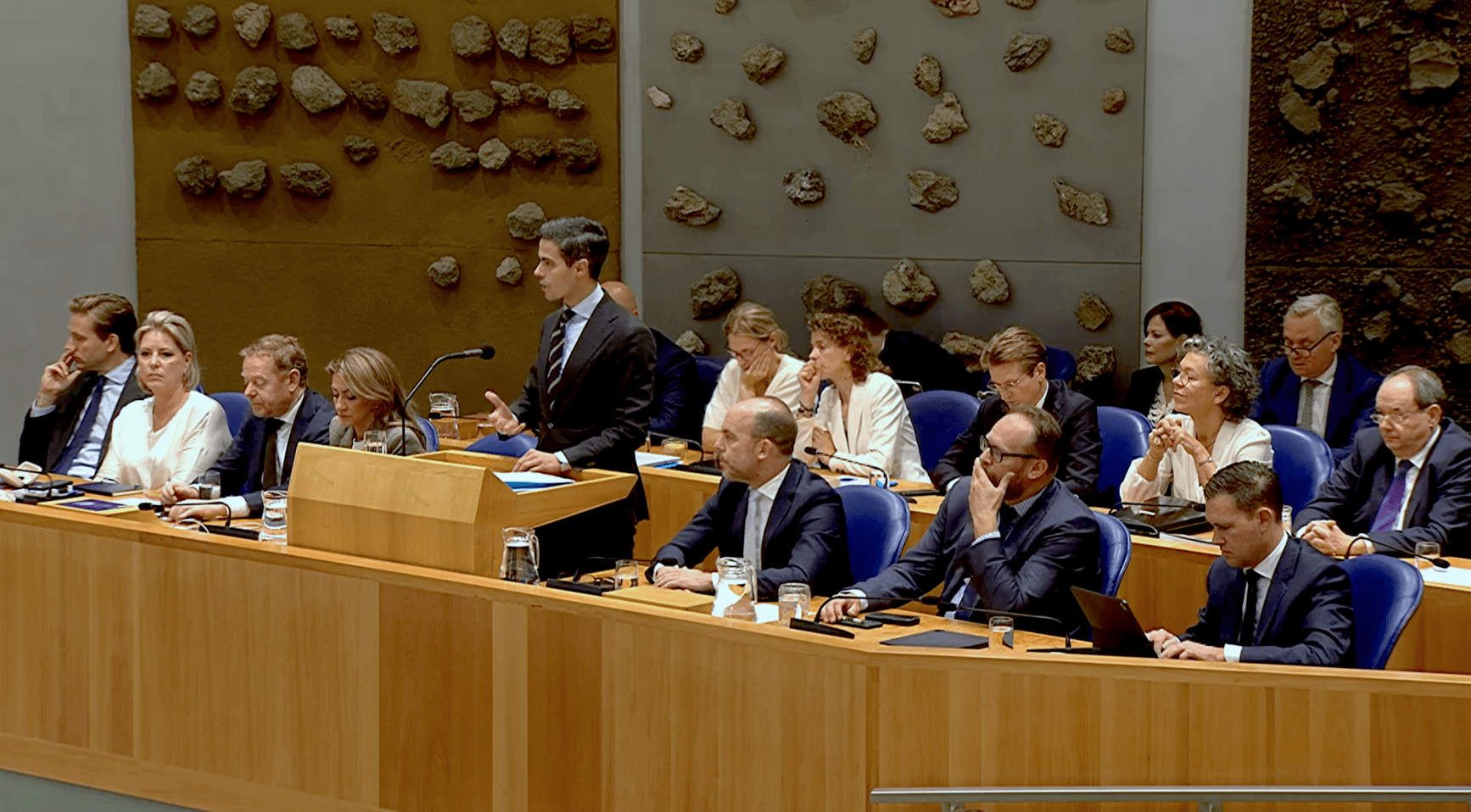 Kabinet overweegt bezuinigingen op onderwijs en belastingverhogingen om sociale zekerheid te handhaven