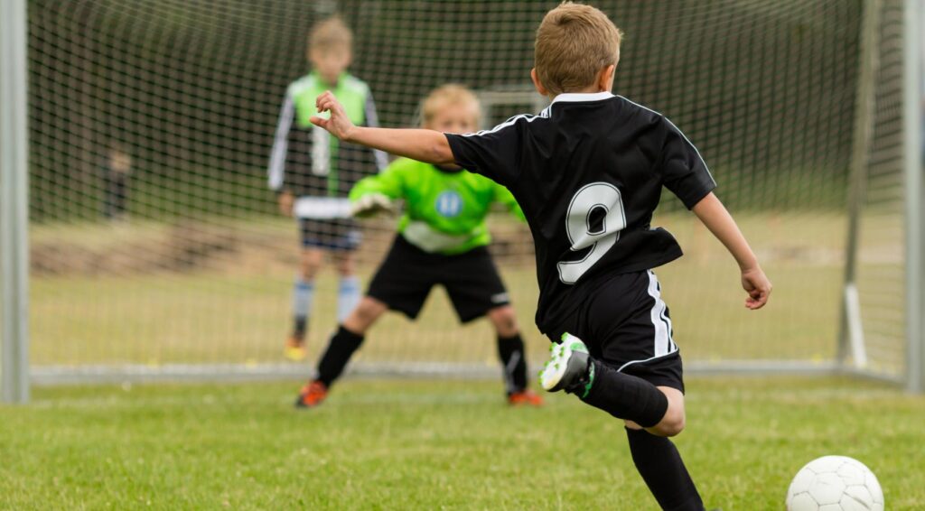 Kinderen misleid, blootgesteld aan criminaliteit en ongepast gedrag bij commerciële voetbalscholen