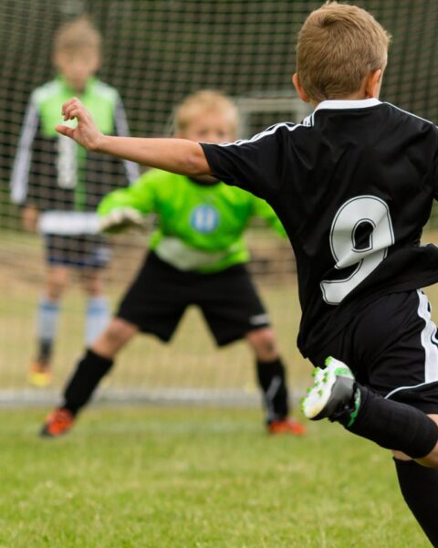 Kinderen misleid, blootgesteld aan criminaliteit en ongepast gedrag bij commerciële voetbalscholen