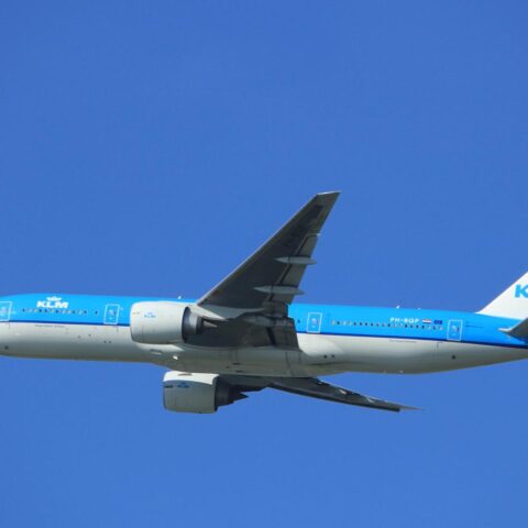 KLM compenseert passagiers niet na explosie powerbank ex-CEO tijdens vlucht