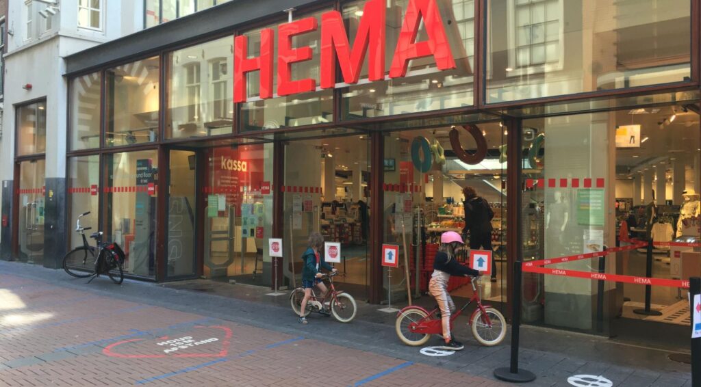 Koningin Máxima viert honderdste verjaardag van Hema in Amsterdam