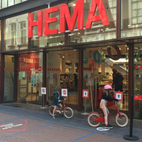 Koningin Máxima viert honderdste verjaardag van Hema in Amsterdam