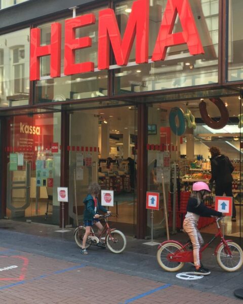 Koningin Máxima viert honderdste verjaardag van Hema in Amsterdam