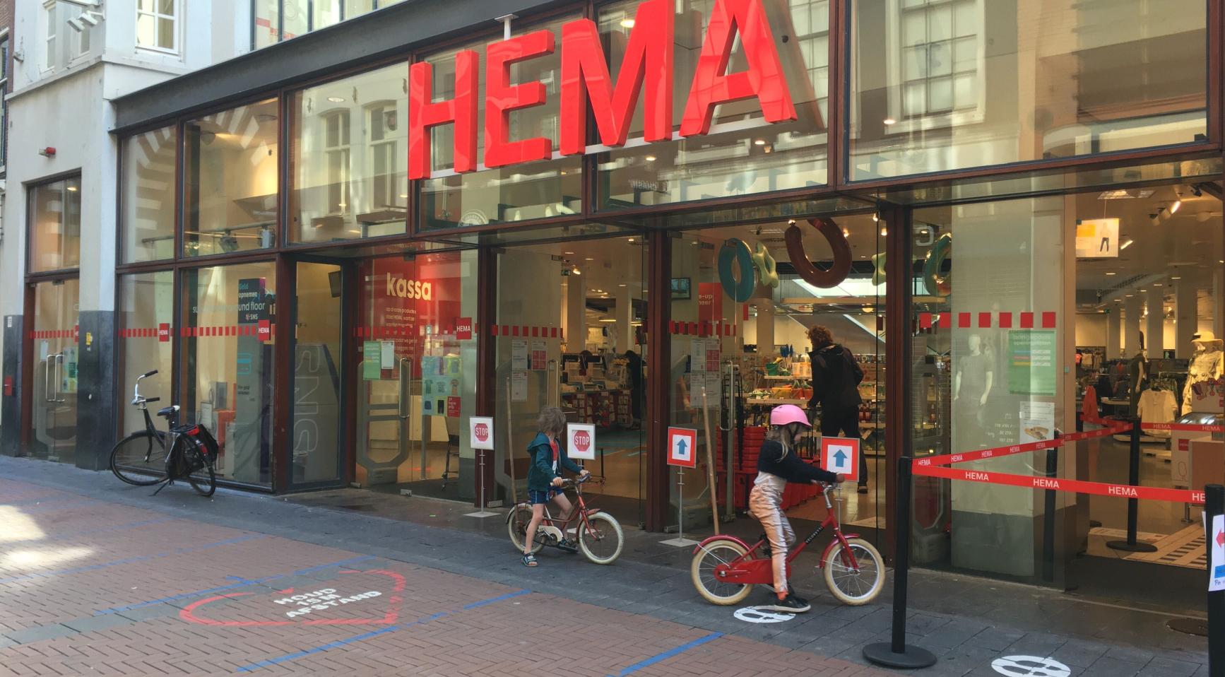 Koningin Máxima viert honderdste verjaardag van Hema in Amsterdam