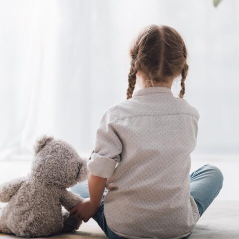 Kwetsbare kinderen uit Amsterdam worden ver van de stad geplaatst, lokale jeugdzorg stopt met nieuwe aanmeldingen