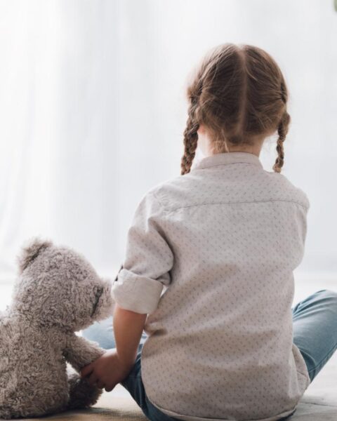 Kwetsbare kinderen uit Amsterdam worden ver van de stad geplaatst, lokale jeugdzorg stopt met nieuwe aanmeldingen