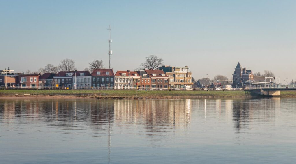 Lage waterstanden leiden voor het eerst tot eenrichtingsverkeersbeperkingen op de IJssel