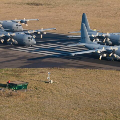 Lagere militaire vluchten en parachutisten boven Nederland bij start van twee weken durende Falcon Leap-oefeningen