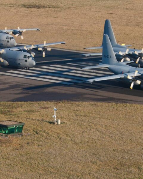Lagere militaire vluchten en parachutisten boven Nederland bij start van twee weken durende Falcon Leap-oefeningen