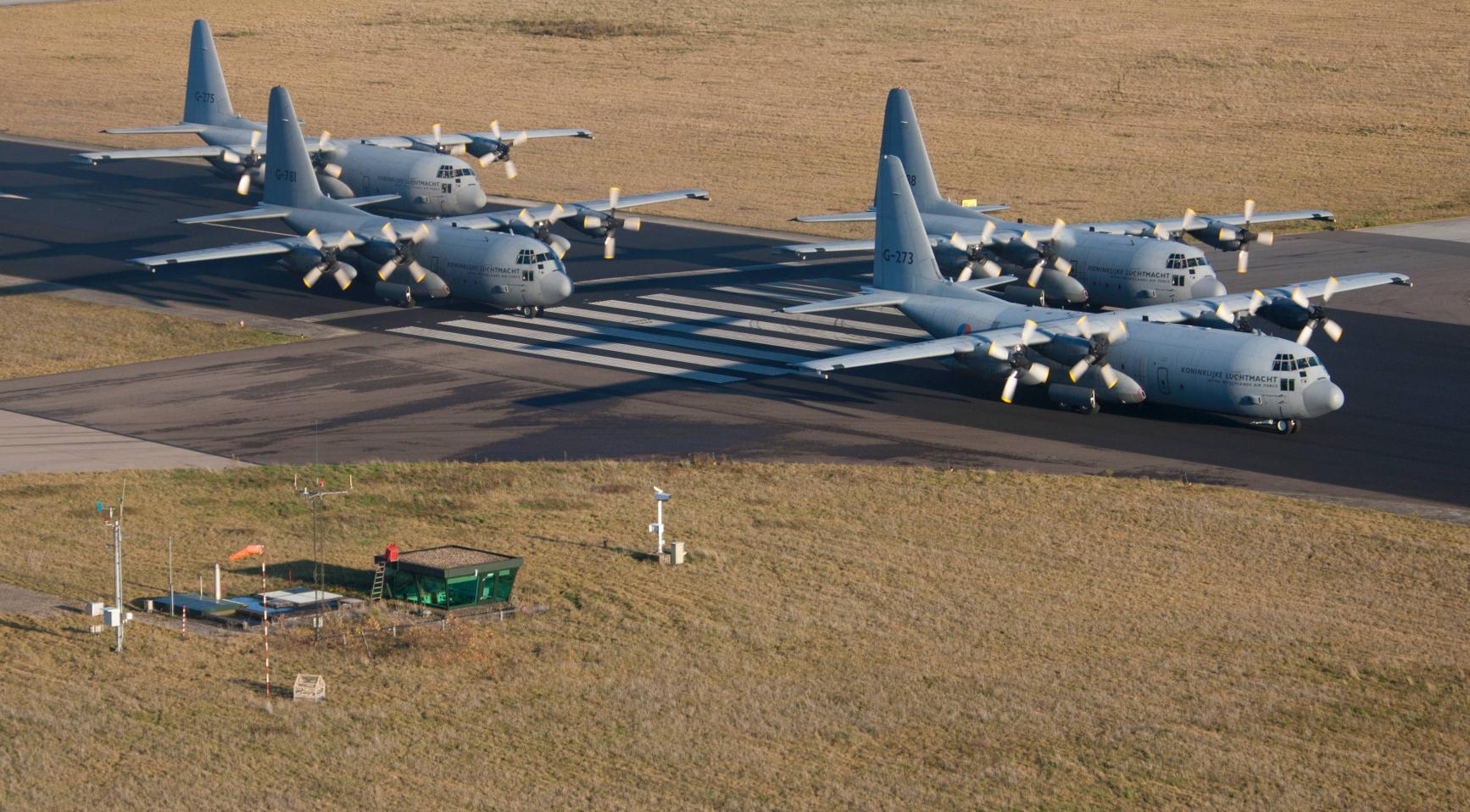 Lagere militaire vluchten en parachutisten boven Nederland bij start van twee weken durende Falcon Leap-oefeningen