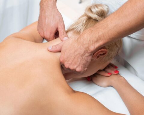 Leidse masseur aangehouden na seksuele aanranding beschuldigingen van vrouwelijke cliënten